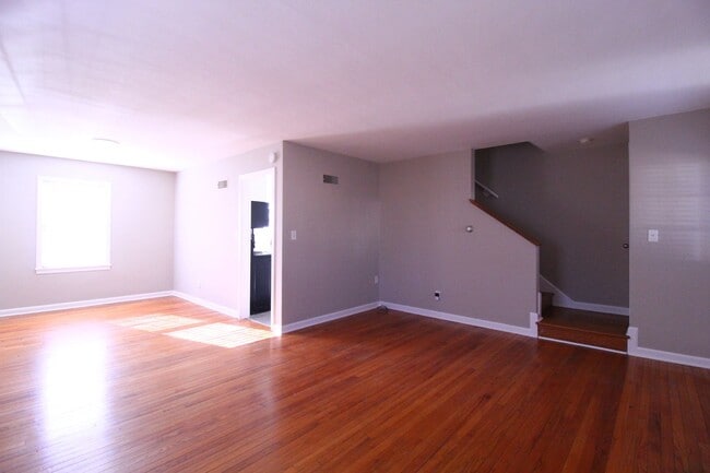 Building Photo - January FREE On This 2 Bedroom 1 Bath Duplex In The Waldo Area