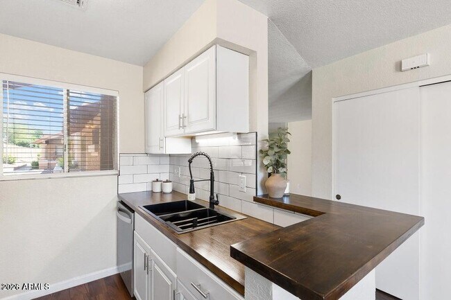 Building Photo - 330 W Tonopah Dr