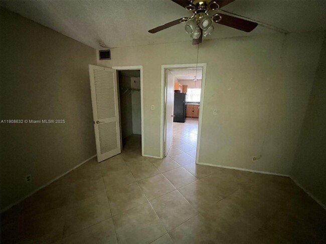 Building Photo - 4140 Woodside Dr