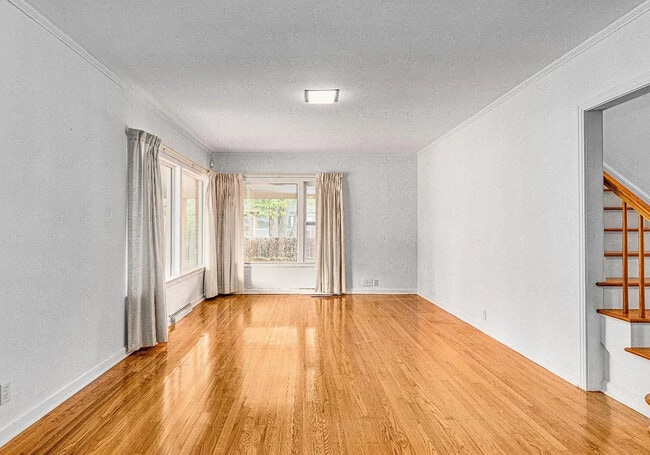 Building Photo - 1205 W Oak Ave