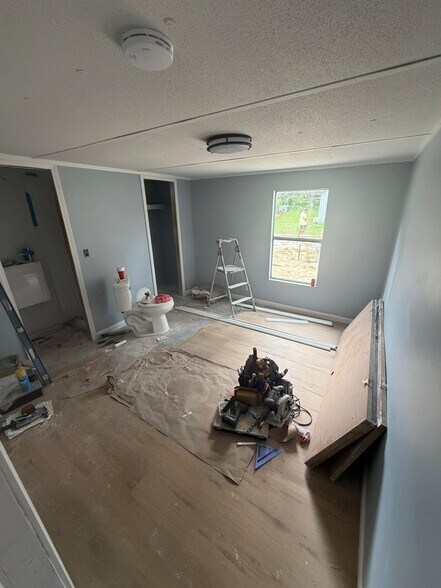 Building Photo - 100 NE Purslane St