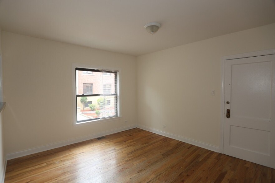 Building Photo - 832 W Waveland Ave