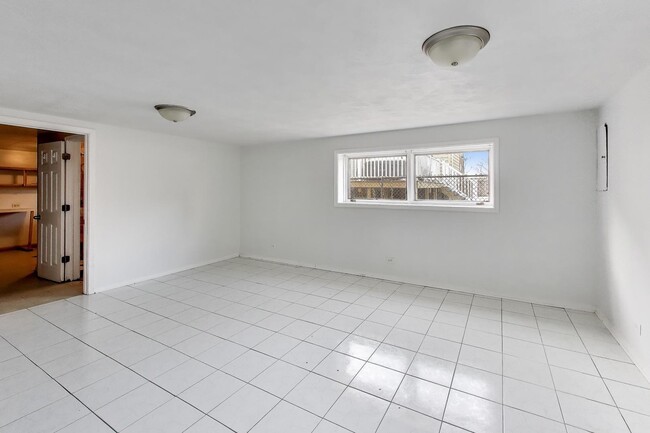 Building Photo - 1006 Devon Ave