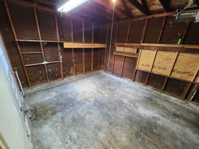 Building Photo - Spacious 3-Bedroom, 1-Bathroom Home AVAILABLE NOW!!