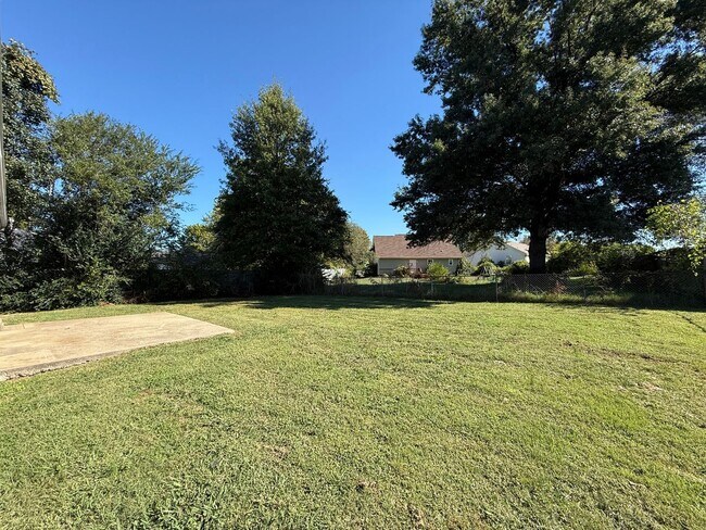 Building Photo - 3 Bedroom 2 Bathroom Home
