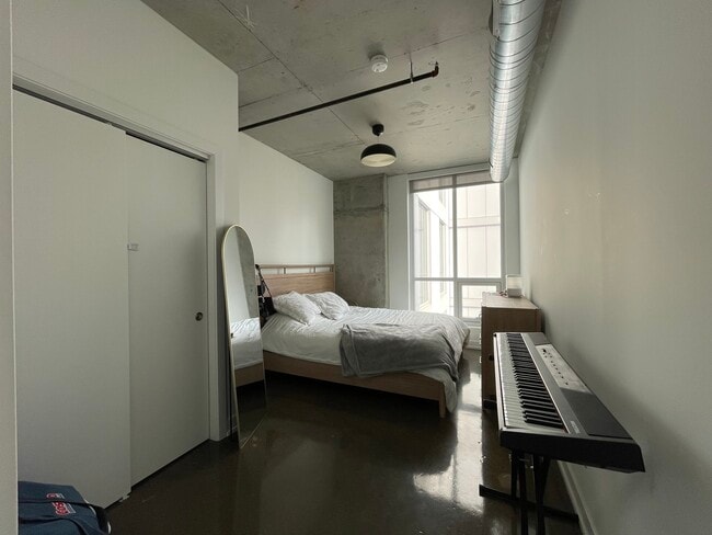 Building Photo - 810 N Clark St