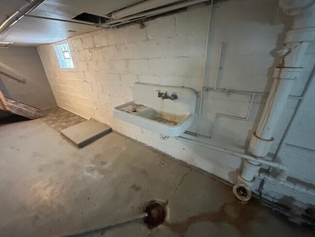 Building Photo - 2505 Ave F