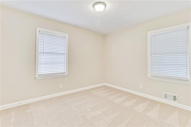 Building Photo - 2407 Baywood Dr SE