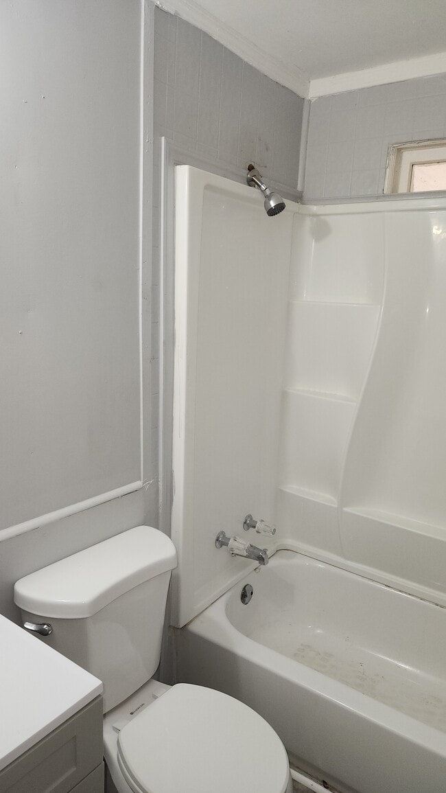 Building Photo - 817 Perry Dr