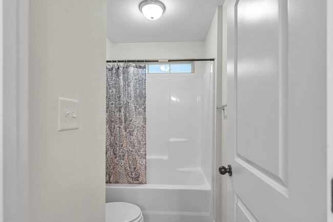 Building Photo - 303 Channel Run Ln