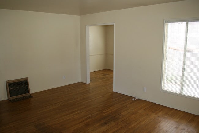 Without furniture! - 1134 22nd St