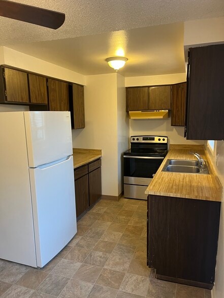 Building Photo - 567 Fairview St