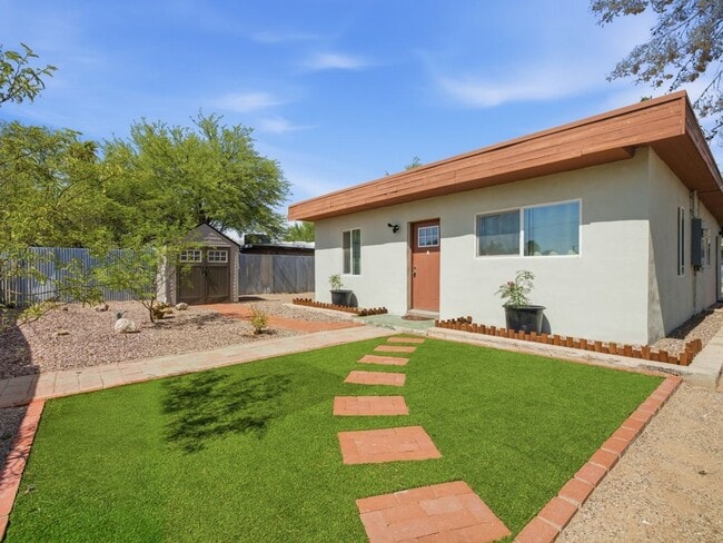Building Photo - 1220 N Catalina Ave