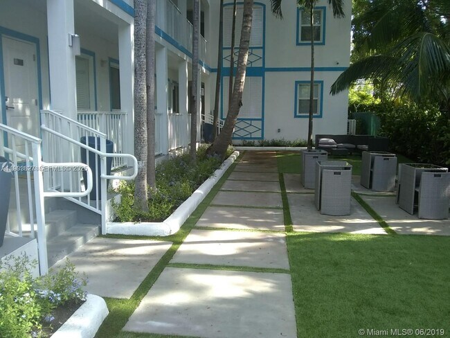 Building Photo - 245 NE 33rd St