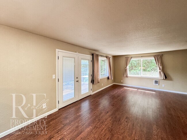 Building Photo - Bright & Spacious Split-Level Home with Gourmet Kitchen, Skylight & Expansive Yard