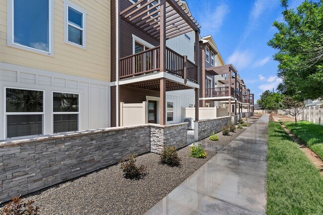 Building Photo - Can't miss Luxury New Townhome in West Bench!