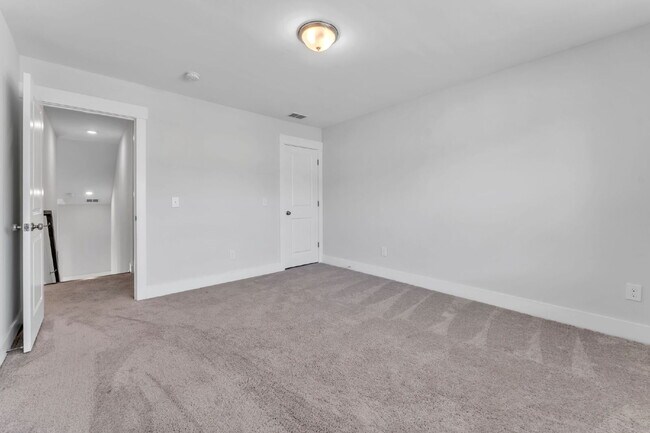 Building Photo - Elegant 3 Bed / 2.5 Bath Luxury Townhome + Bonus Room in Indigo Pointe with Main-Level Primary Su...