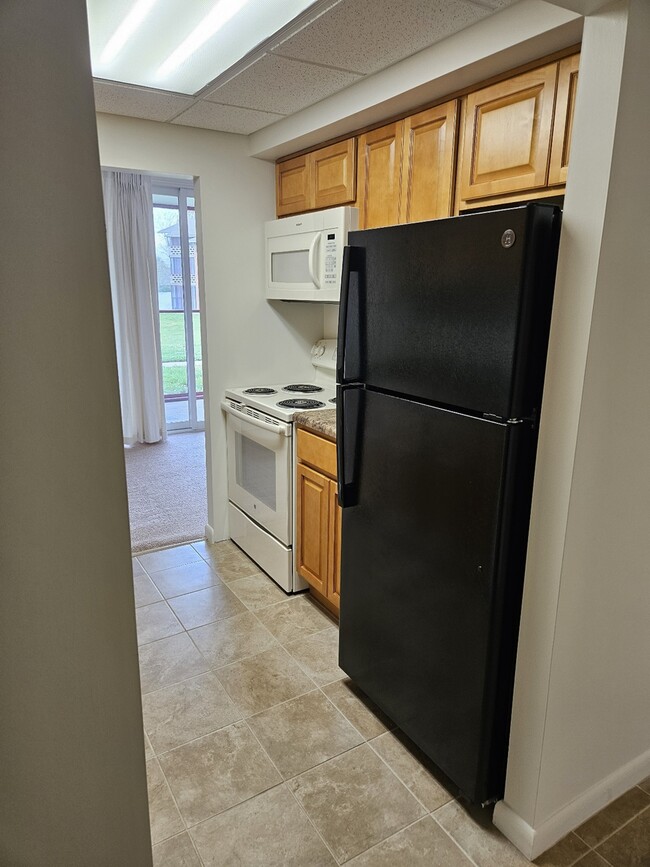 C12 Kitchen-Entry Side - Lake Club Apartments