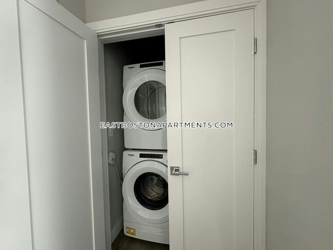 Building Photo - 656 Saratoga St