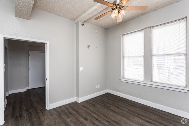 1BR, 1BA - 425SF Bedroom - Robert E. Lee