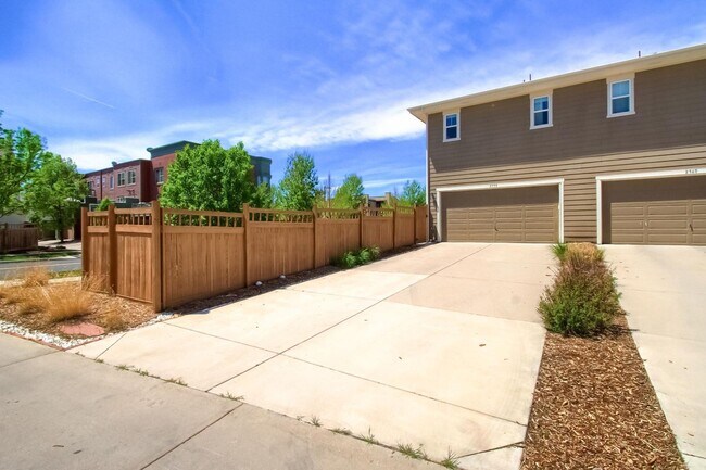 Building Photo - 3 Bed 2.5 Bath End Unit Home with FENCED Y...