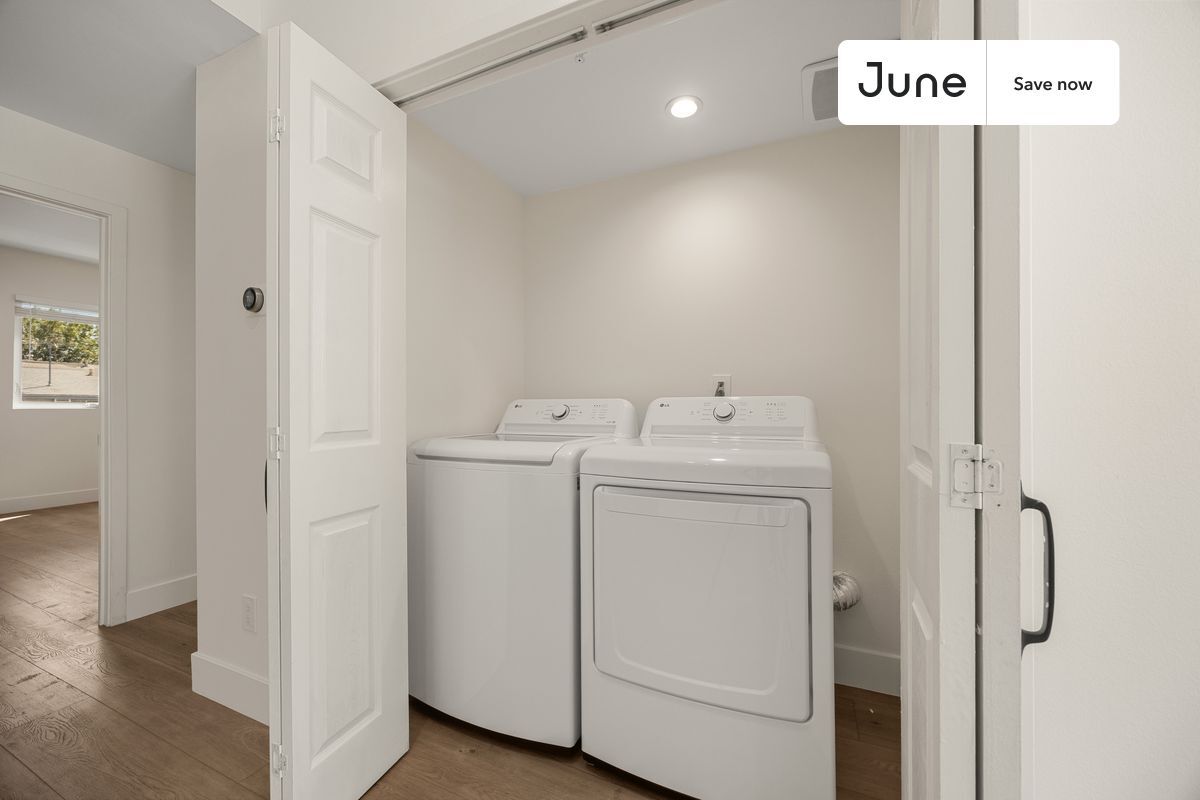 Building Photo - 5637 Riverton Ave