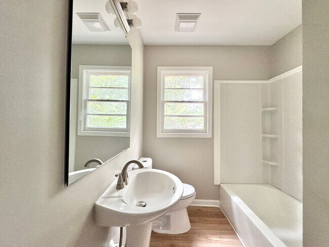 Building Photo - Renovated 3-bedroom convenient to I-40