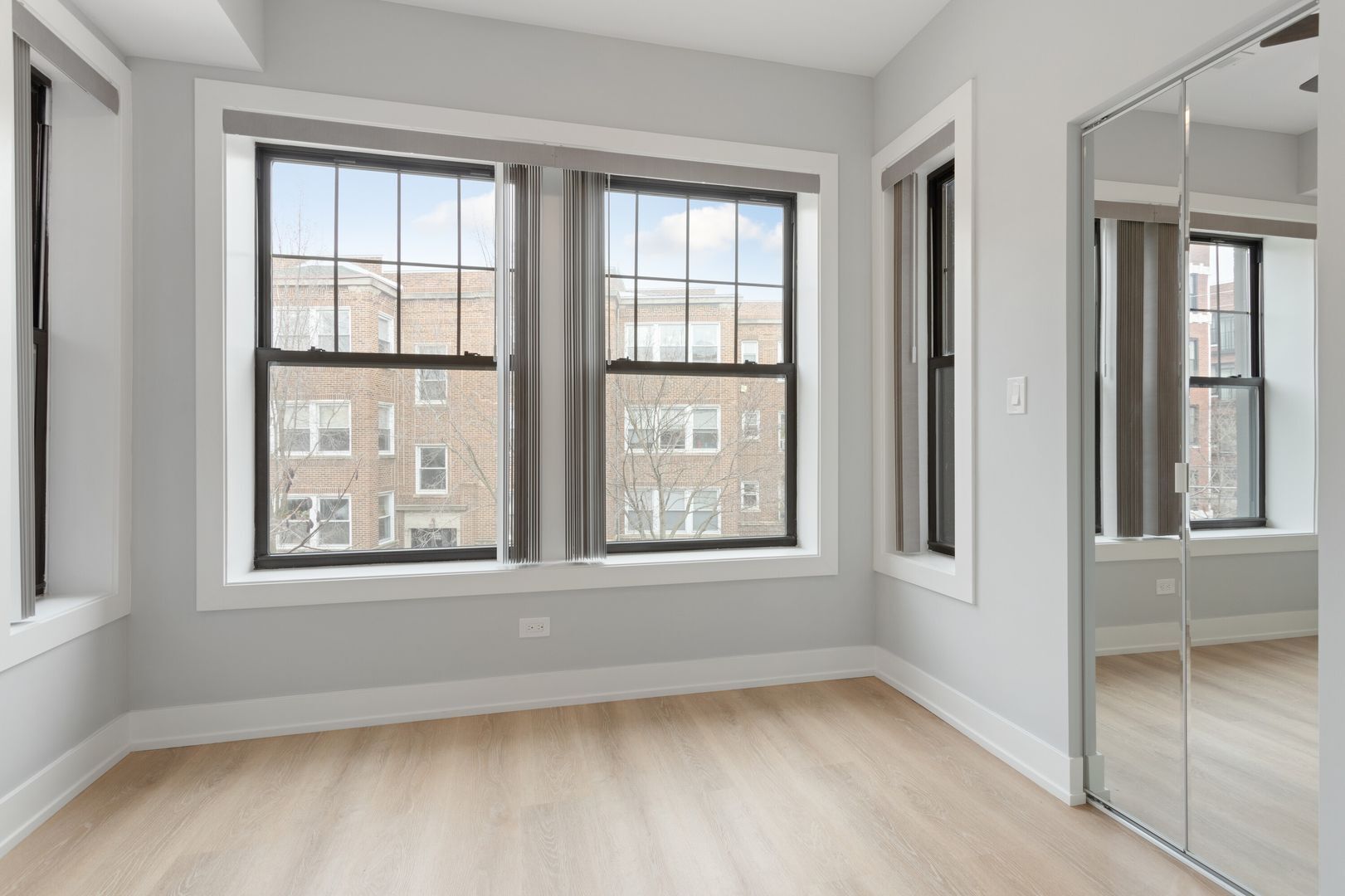 Building Photo - 7648 N Eastlake Ter