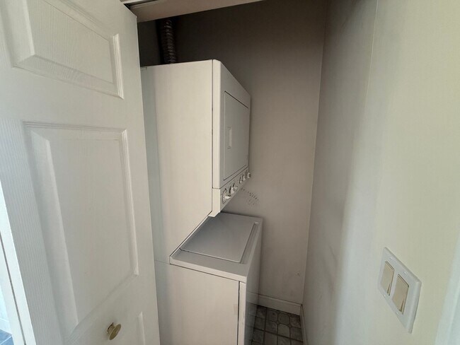 Building Photo - Charming 1-Bedroom apartment in Logan Square!