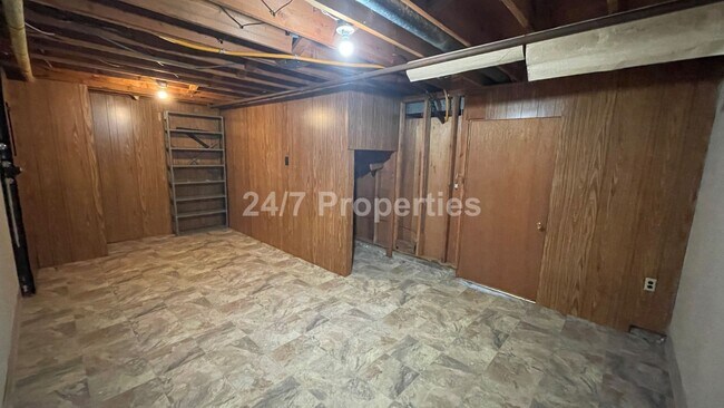 Building Photo - Spacious 4BD I 2BA Home w/ Separate Living...