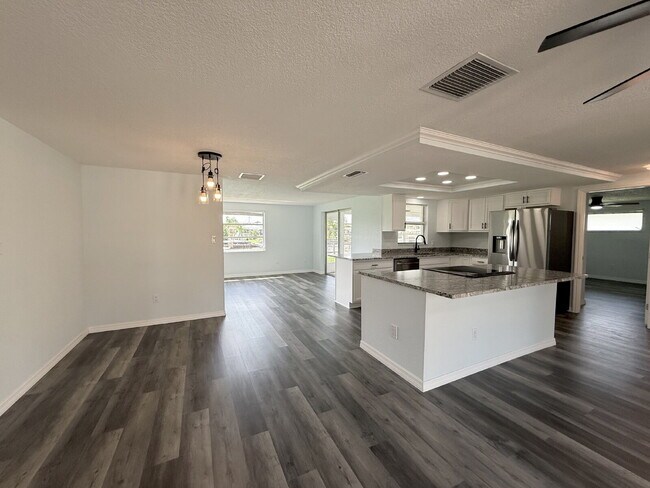 Building Photo - "Charming 2-Bed, 2-Bath Oasis with 1334 Sq Ft in New Port Richey!"