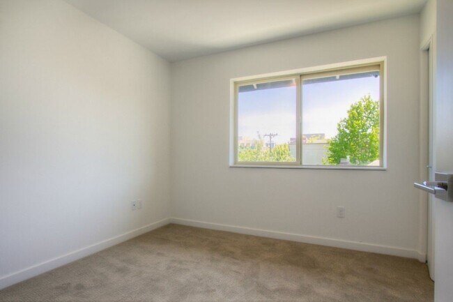 Building Photo - 4061 NE 50th St