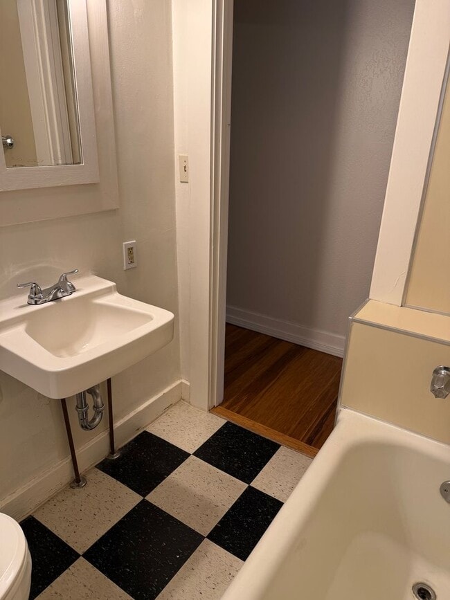 Building Photo - 2219 1/2 D St