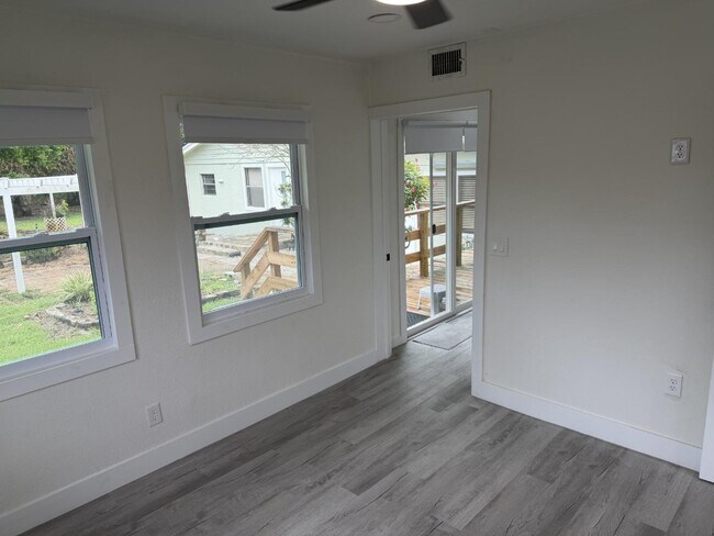Building Photo - 537 Sunset Blvd