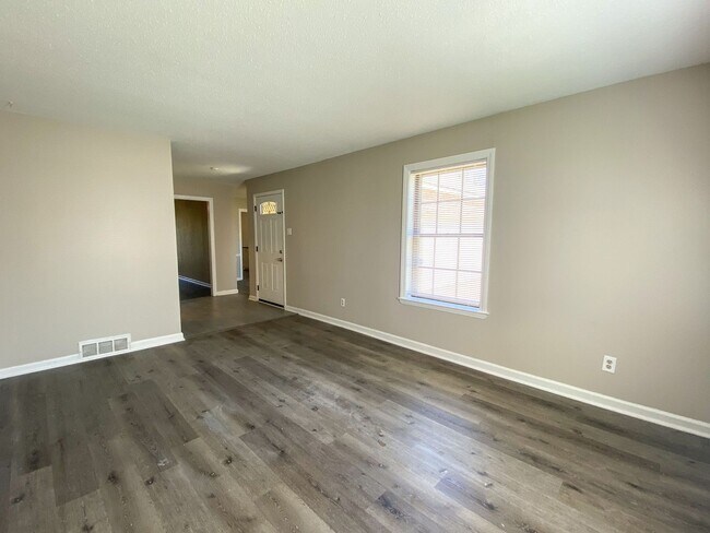 Building Photo - 3 bed, 2 bath home with access to 79 and 40.