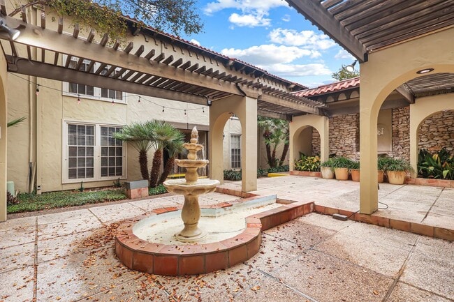 Building Photo - Alamo Heights Condo