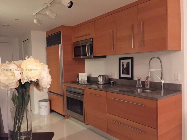 Building Photo - 475 Brickell Ave