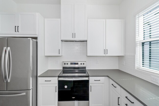 Building Photo - 728 Eloise Wy