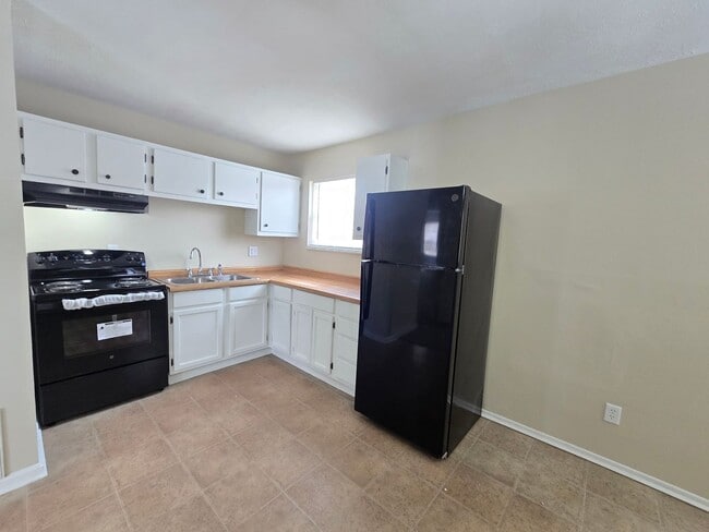 Building Photo - Nice, Recently Renovated, 3 Bedrooms, 1 Bath, Brick Ranch Home available Now! Located on a Cul de...