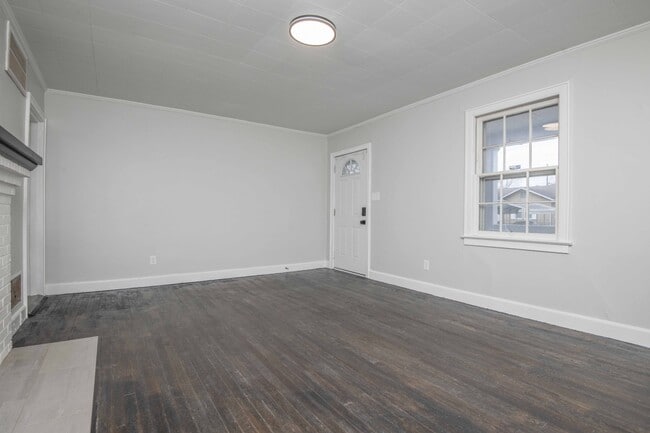 Building Photo - 2440 Woodbine Ave