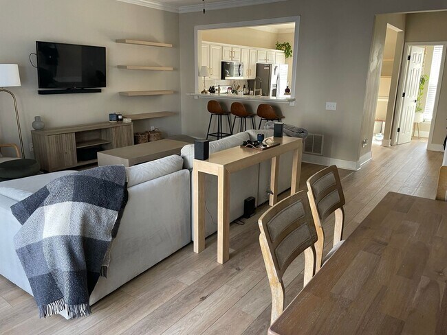 Building Photo - Charming 2-3 BR Townhome in South Park Cha...