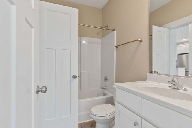 Building Photo - MUST SEE !! 2 Bedroom/2 Bath end unit avai...