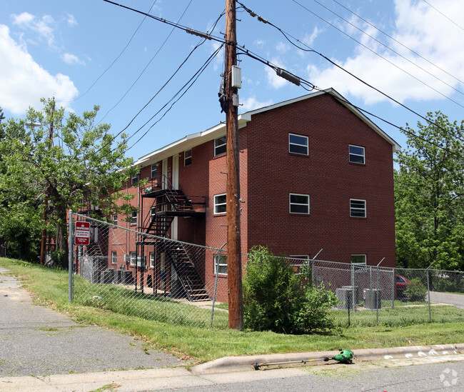 Building Photo - Hillside Manor