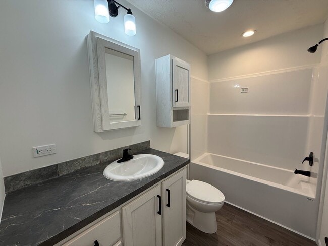 Building Photo - Spacious Pet-Friendly 3BR Home in Secure Belleville Neighborhood – Only $950/Month!