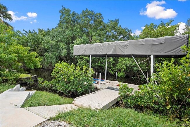 Building Photo - 30 SW Hideaway Pl