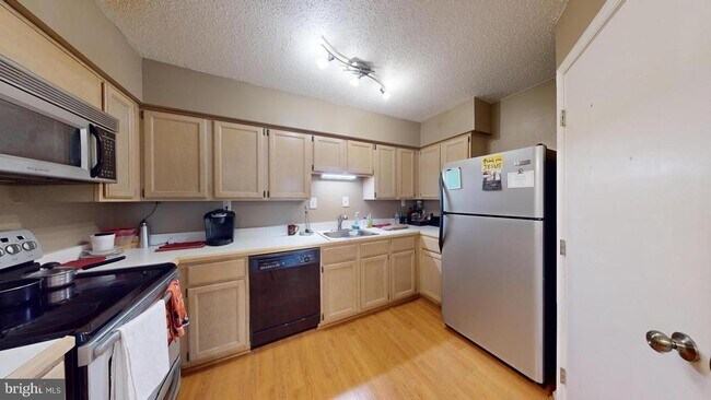 Building Photo - 3101 Patrick Henry Dr