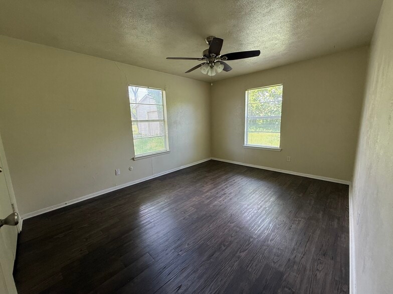 Building Photo - 3525 Country Club Rd