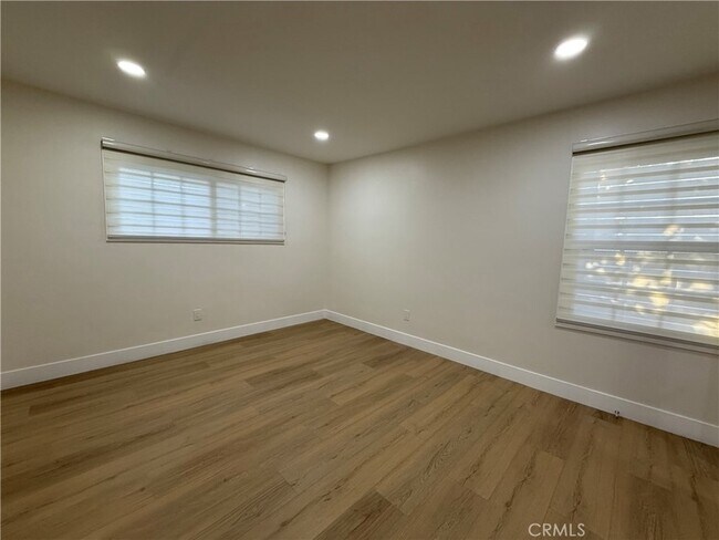 Building Photo - 9123 Woodley Ave