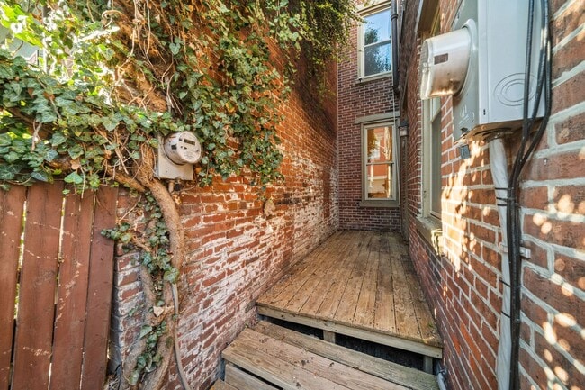 Building Photo - Spacious 4 Bedroom on Cumberland St