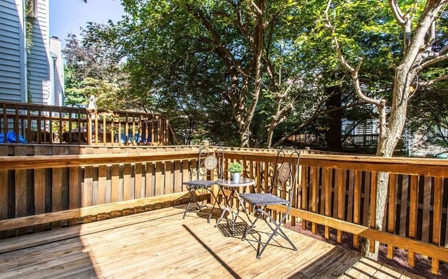 Building Photo - Gorgeous and fully updated 3BR 3.5BA 3 lev...